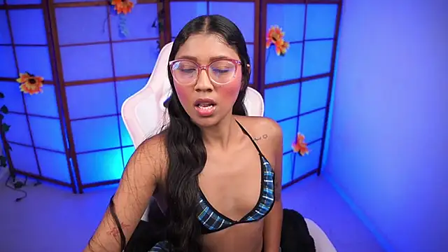 Snapshot of small_emilie chatting on October 2, 2025, 1:18 pm small emilie online show from October 2, 2025, 1:18 pm