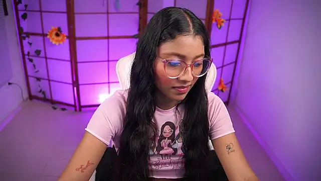 Snapshot of small_emilie chatting on October 6, 2025, 1:19 pm small emilie online show from October 6, 2025, 1:19 pm