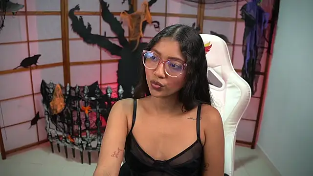 Snapshot of small_emilie chatting on October 21, 2025, 1:12 pm small emilie online show from October 21, 2025, 1:12 pm