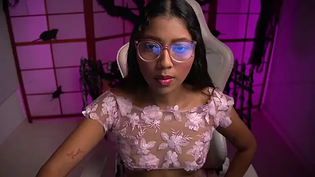 Snapshot of small_emilie chatting on November 1, 2025, 1:46 pm small emilie online show from November 1, 2025, 1:46 pm