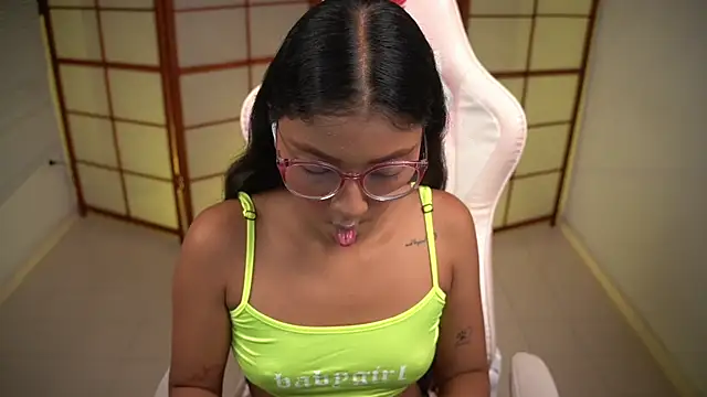 Snapshot of small_emilie chatting on November 5, 2025, 12:49 pm small emilie online show from November 5, 2025, 12:49 pm