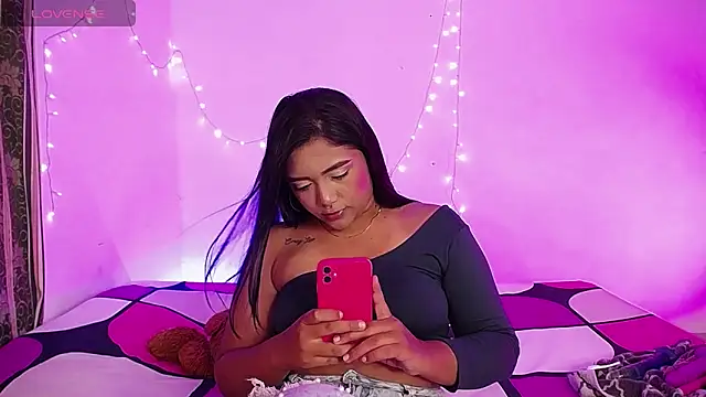 Snapshot of DIANEE_01 chatting on February 27, 2025, 12:43 am DIANEE 01 online show from February 27, 2025, 12:43 am