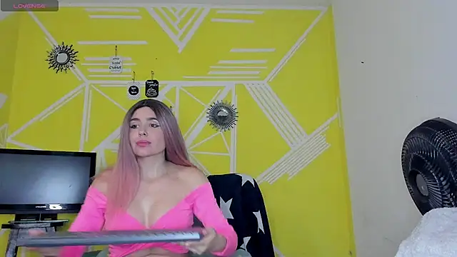 Nikolle Rouss online show from December 5, 2025, 3:59 am