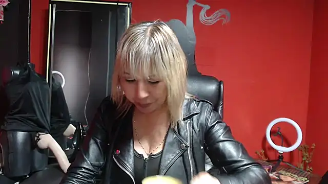 KLOE PIELL online show from December 1, 2025, 9:20 pm