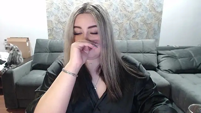 TiffaniYW online show from December 4, 2024, 7:34 pm