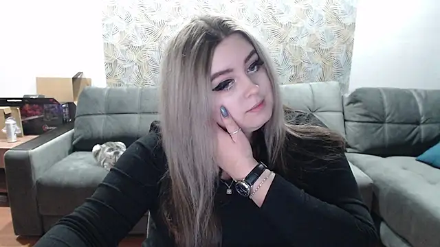 TiffaniYW online show from December 23, 2024, 7:52 pm