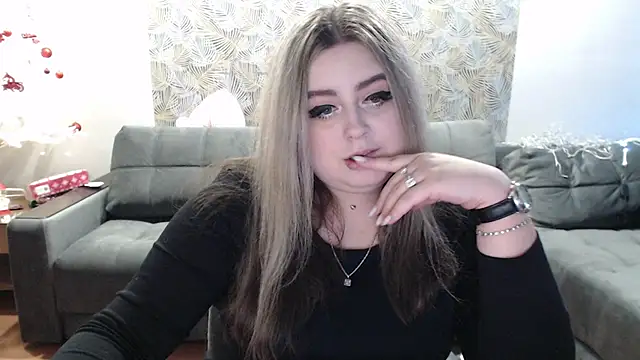 TiffaniYW online show from December 29, 2024, 8:26 pm