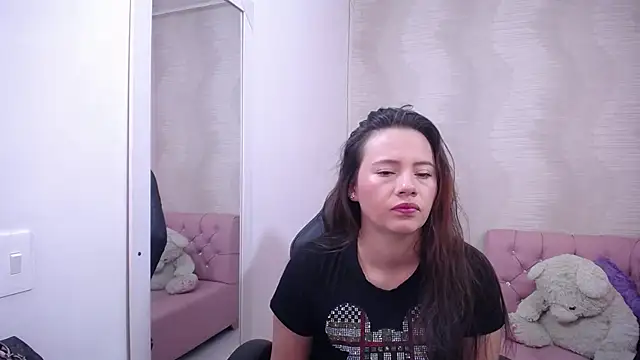 lauraguzman online show from March 11, 2025, 2:54 am