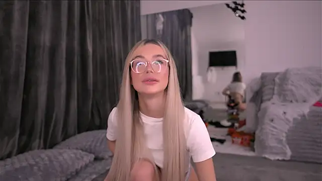 Snapshot of KylieJoyce chatting on October 28, 2025, 9:06 pm KylieJoyce online show from October 28, 2025, 9:06 pm