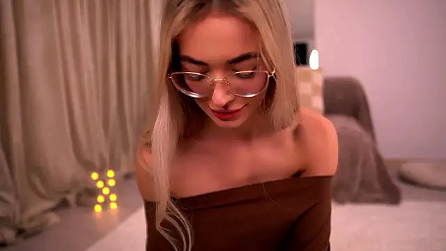 KylieJoyce online show from March 11, 2026, 9:32 pm