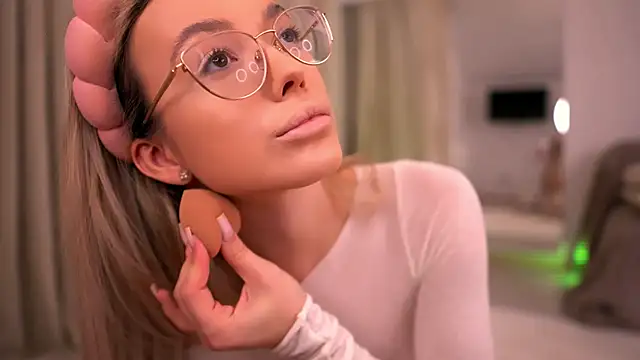 Snapshot of KylieJoyce chatting on April 18, 2026, 8:20 pm KylieJoyce online show from April 18, 2026, 8:20 pm