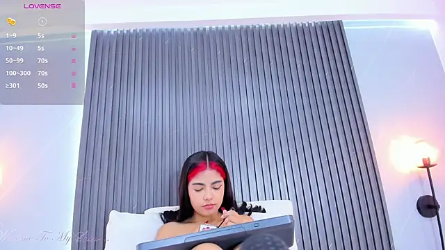 stephany roses  online show from December 29, 2024, 1:17 pm