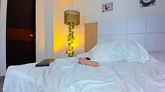 NathalyDaniels online show from February 22, 2025, 1:35 pm