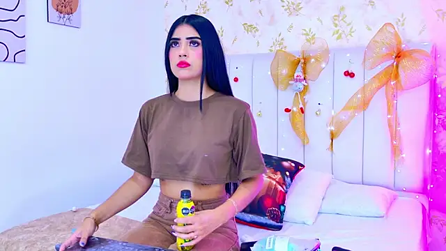 Mia-Monroe online show from December 1, 2025, 7:41 pm