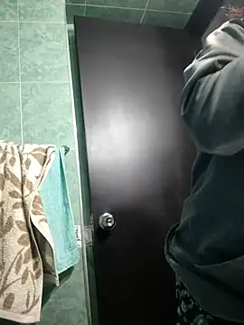 catalinamommyx online show from October 13, 2025, 1:05 am