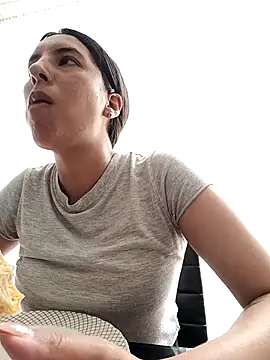 Snapshot of Bonny_Klote chatting on October 15, 2025, 2:06 pm Bonny Klote online show from October 15, 2025, 2:06 pm