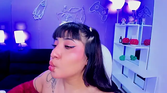 Snapshot of Emma_monserrat chatting on May 4, 2026, 11:17 am Emma monserrat online show from May 4, 2026, 11:17 am