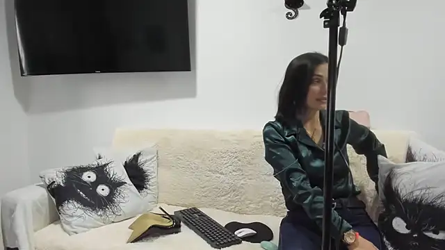 Emma Jnes online show from March 5, 2025, 9:26 pm