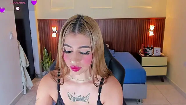 LUCYAMARS1 online show from November 26, 2025, 1:01 pm