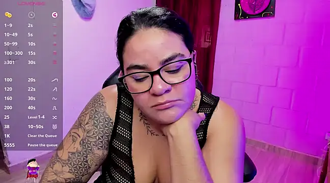 Snapshot of Sharon_hils chatting on December 17, 2024, 2:55 pm Sharon hils online show from December 17, 2024, 2:55 pm