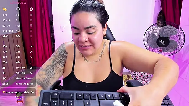 Snapshot of Sharon_hils chatting on January 7, 2025, 10:19 pm Sharon hils online show from January 7, 2025, 10:19 pm