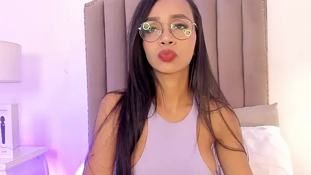 Snapshot of SamanthaFerrer__ chatting on February 4, 2025, 7:44 pm SamanthaFerrer   online show from February 4, 2025, 7:44 pm