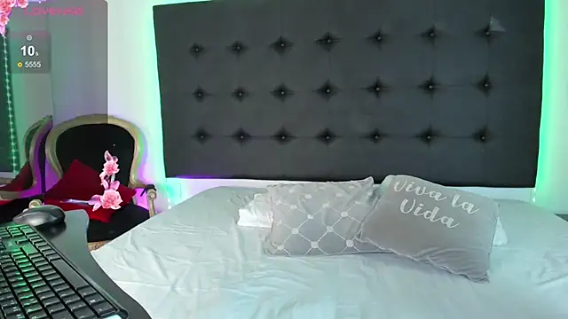 SaraDreamss online show from December 26, 2024, 8:53 pm