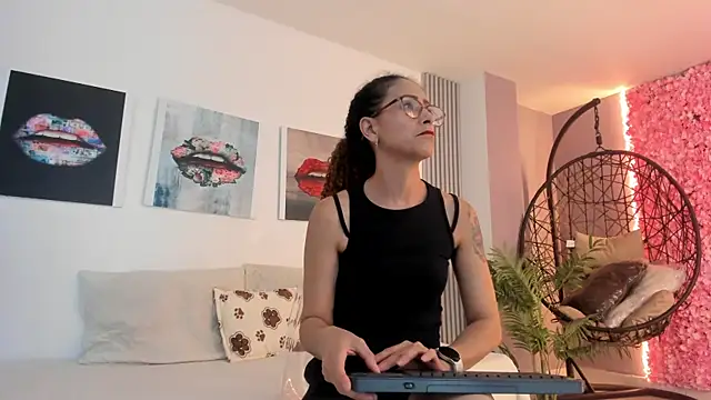 Snapshot of Angela_donnato chatting on January 29, 2025, 3:54 am Angela donnato online show from January 29, 2025, 3:54 am