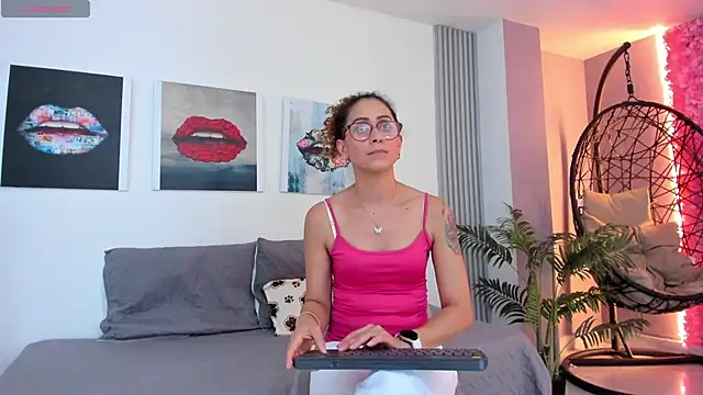 Snapshot of Angela_donnato chatting on February 7, 2025, 3:34 am Angela donnato online show from February 7, 2025, 3:34 am