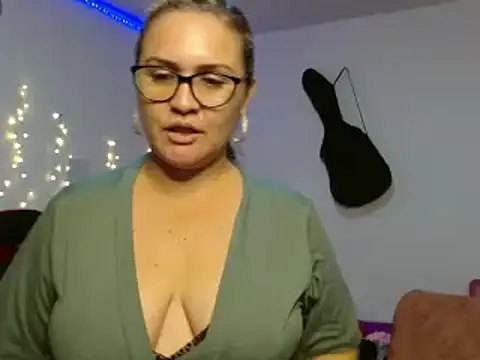 helenca43 online show from February 6, 2025, 7:13 am