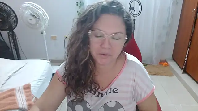 helenca43 online show from February 1, 2026, 9:19 am