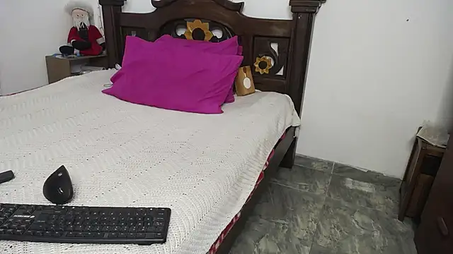 Snapshot of DominaLeona chatting on January 25, 2025, 7:39 pm DominaLeona online show from January 25, 2025, 7:39 pm