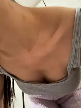 Sweet-Angel999 online show from October 31, 2025, 7:04 pm