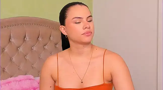 Snapshot of Luciluu20 chatting on February 21, 2025, 10:15 pm Luciluu20 online show from February 21, 2025, 10:15 pm