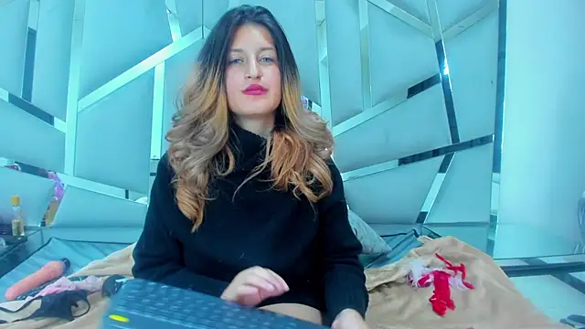 GiaRoussel online show from December 30, 2024, 6:27 pm