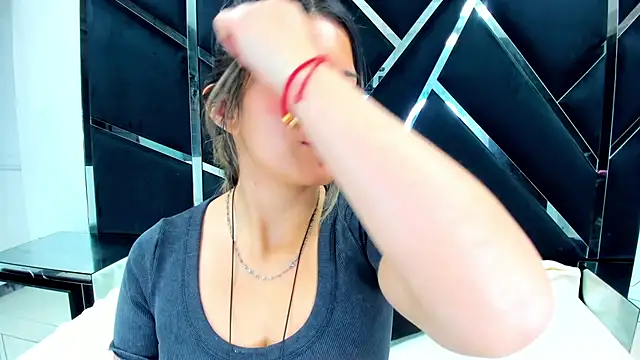 GiaRoussel online show from December 14, 2025, 6:12 pm