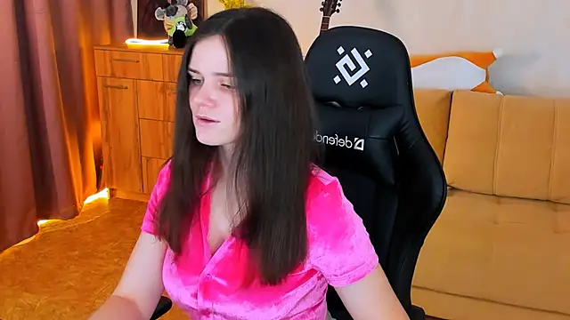 Lora Cain online show from December 6, 2024, 2:28 pm