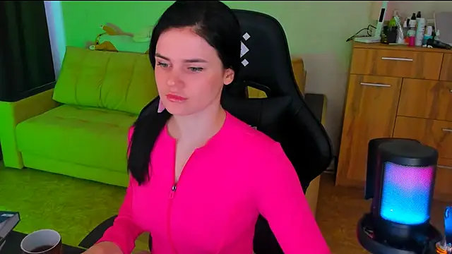 Lora Cain online show from March 9, 2025, 5:33 am