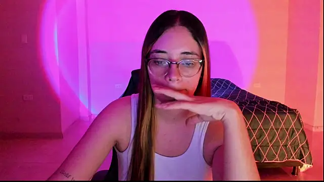 Snapshot of atenas_05_ chatting on September 17, 2025, 9:33 am atenas 05  online show from September 17, 2025, 9:33 am