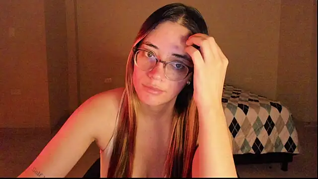 Snapshot of atenas_05_ chatting on September 23, 2025, 9:23 am atenas 05  online show from September 23, 2025, 9:23 am