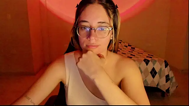 Snapshot of atenas_05_ chatting on October 8, 2025, 9:29 am atenas 05  online show from October 8, 2025, 9:29 am