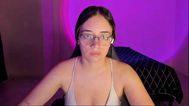 Snapshot of atenas_05_ chatting on October 19, 2025, 9:21 am atenas 05  online show from October 19, 2025, 9:21 am