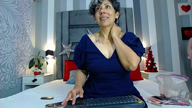 Snapshot of Julianewell chatting on December 18, 2024, 12:18 pm Julianewell online show from December 18, 2024, 12:18 pm