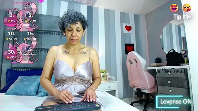 Snapshot of Julianewell chatting on January 20, 2025, 12:18 pm Julianewell online show from January 20, 2025, 12:18 pm