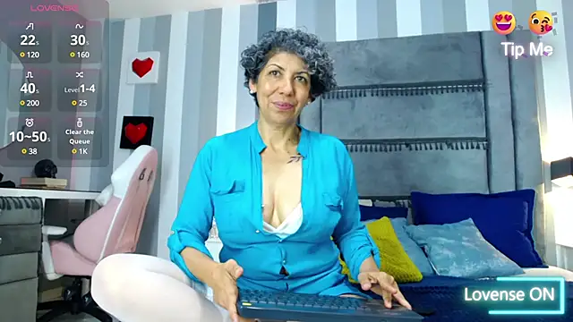 Snapshot of Julianewell chatting on February 3, 2025, 3:49 pm Julianewell online show from February 3, 2025, 3:49 pm