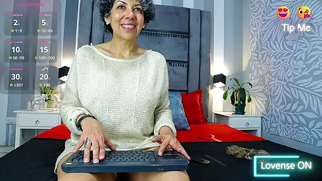 Snapshot of Julianewell chatting on February 19, 2025, 12:11 pm Julianewell online show from February 19, 2025, 12:11 pm
