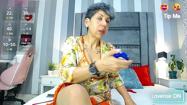 Snapshot of Julianewell chatting on March 19, 2025, 12:34 pm Julianewell online show from March 19, 2025, 12:34 pm