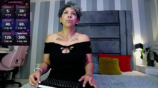 Snapshot of Julianewell chatting on April 30, 2026, 12:22 pm Julianewell online show from April 30, 2026, 12:22 pm