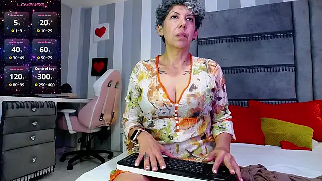 Snapshot of Julianewell chatting on May 6, 2026, 12:21 pm Julianewell online show from May 6, 2026, 12:21 pm