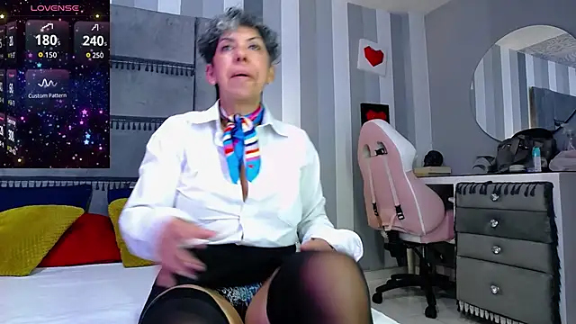 Julianewell online show from June 9, 2026, 12:28 pm